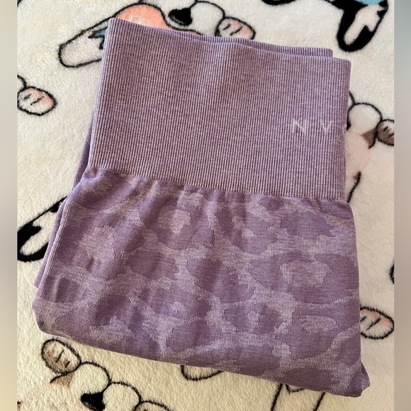 Lilac Leopard Seamless Leggings, size L - Picture 9 of 10
